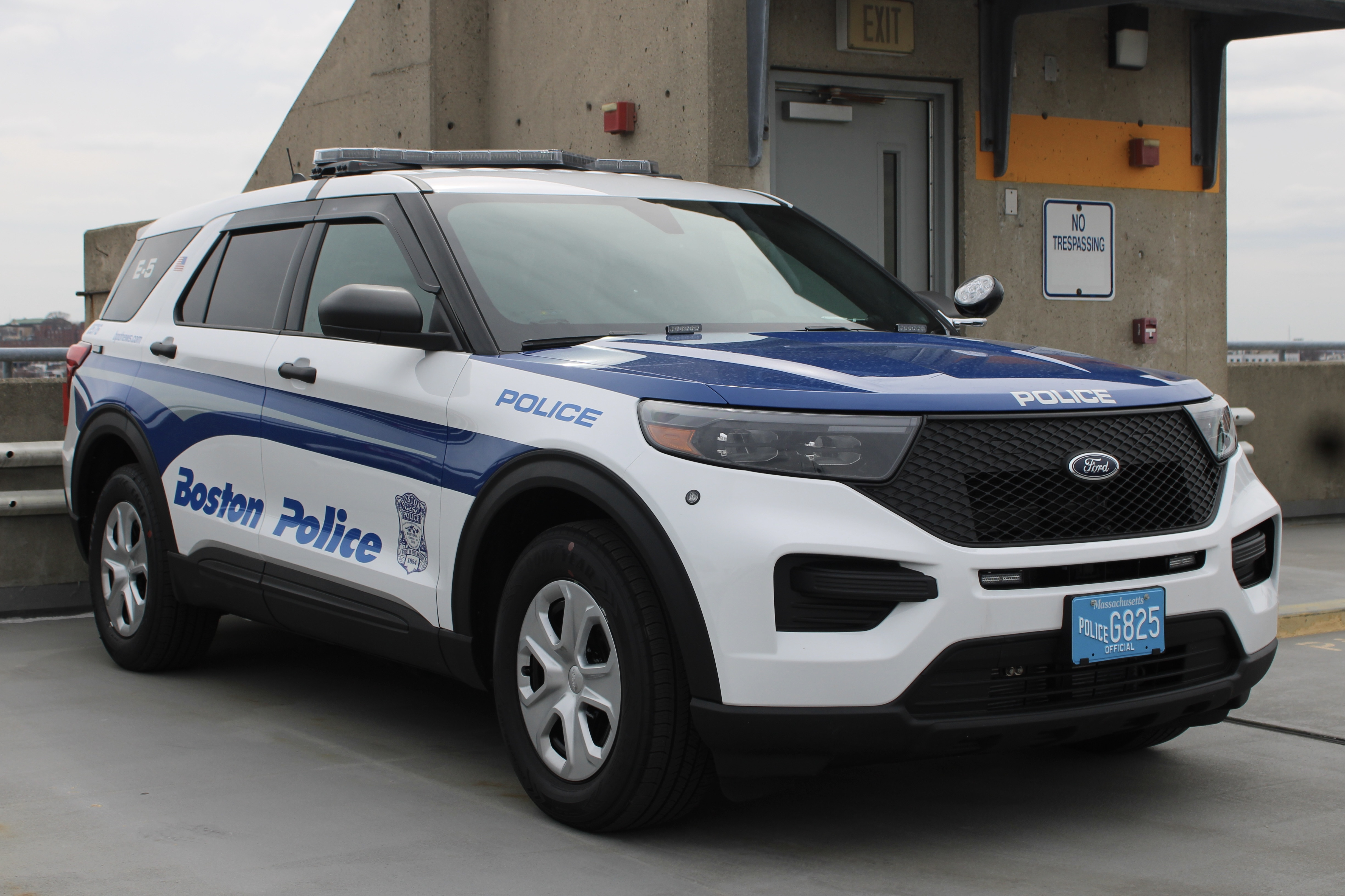 A photo  of Boston Police
            Cruiser 2576, a 2022 Ford Police Interceptor Utility Hybrid             taken by @riemergencyvehicles