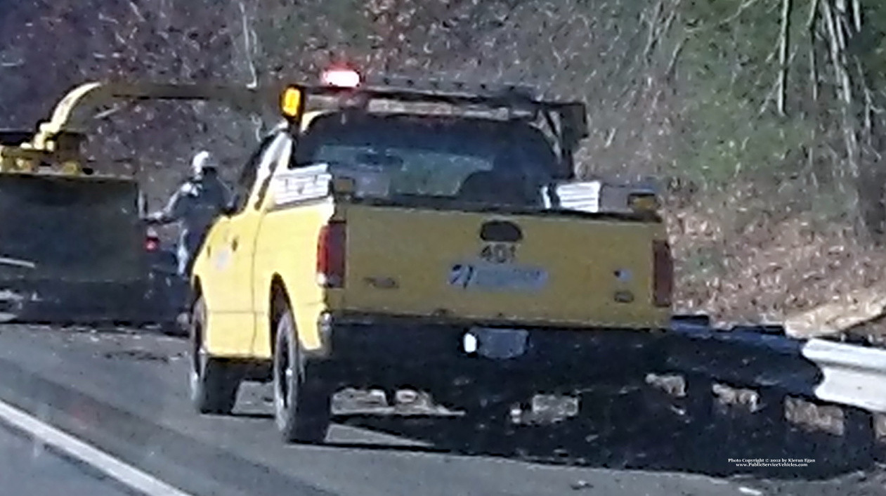 A photo  of Massachusetts Department of Transportation
            Truck 401, a 1997-2004 Ford F-150             taken by Kieran Egan