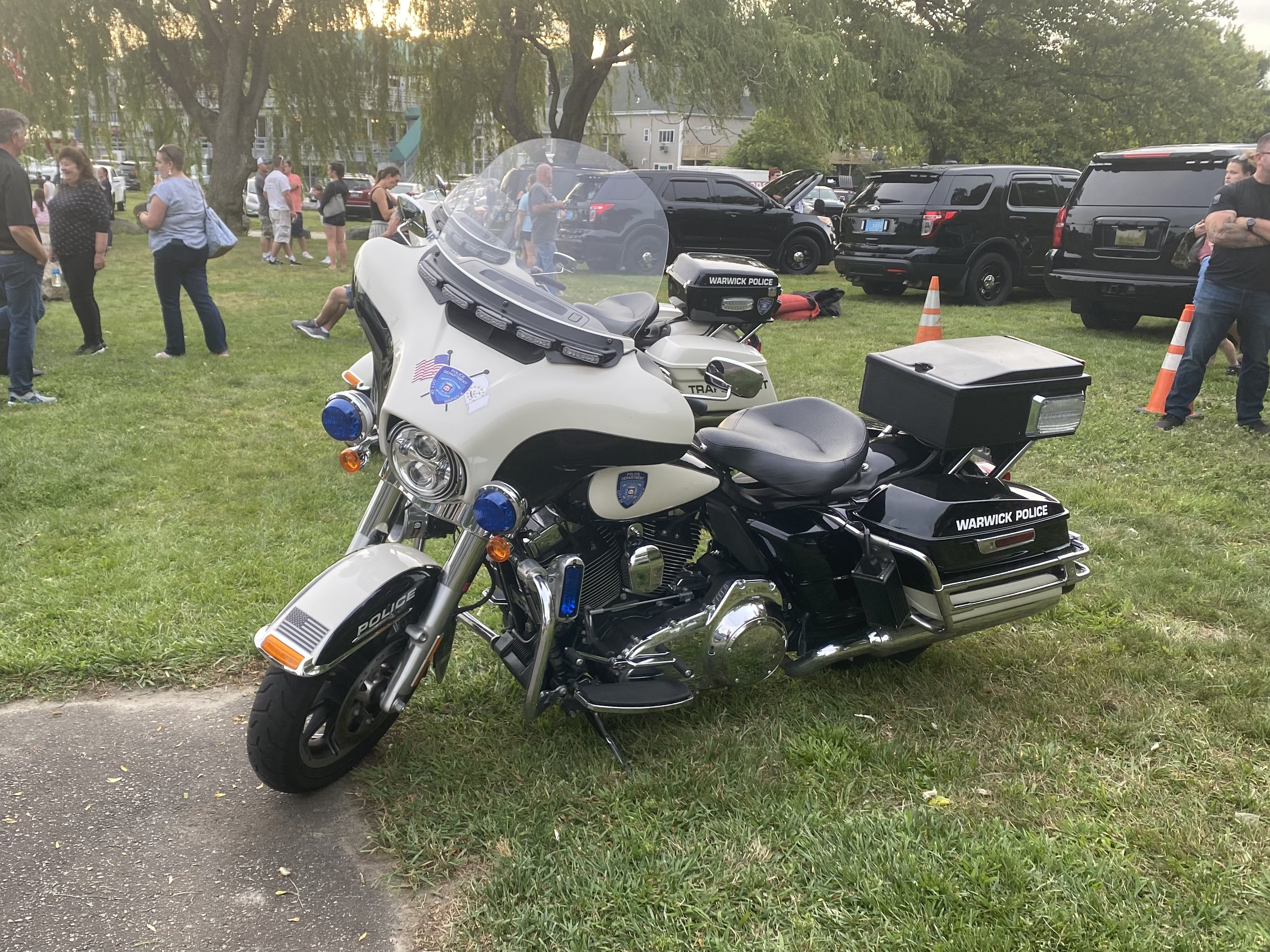 A photo  of Warwick Police
            Motorcycle, a 2015-2020 Harley Davidson Electra Glide             taken by @riemergencyvehicles