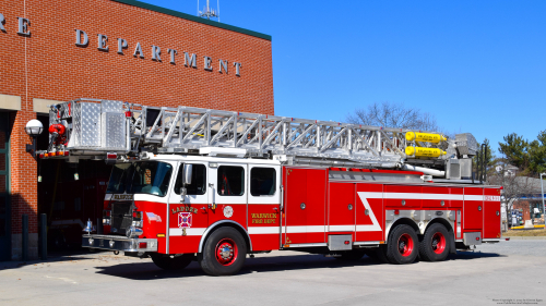 Additional photo  of Warwick Fire
                    Ladder 1, a 2005 E-One Cyclone II                     taken by @riemergencyvehicles