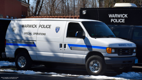 Additional photo  of Warwick Police
                    Van 42, a 1998-2007 Ford Econoline                     taken by @riemergencyvehicles