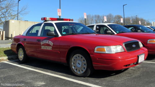 File:Red 1999 Ford Crown Victoria.jpg - Wikimedia Commons