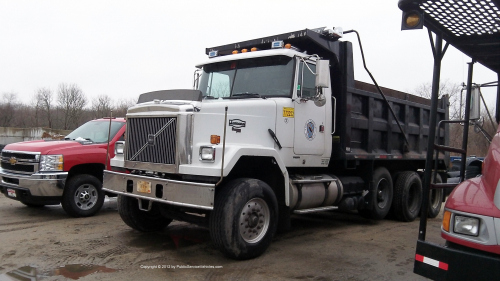 Additional photo  of Warren Public Works
                    Truck 819, a 1995-2000 Volvo Autocar                     taken by Kieran Egan