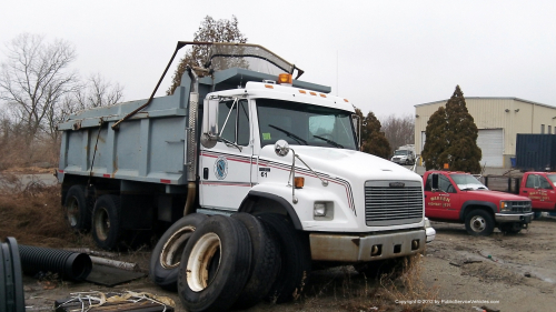 Additional photo  of Warren Public Works
                    Truck 61, a 1991-2007 Freightliner FL80                     taken by Kieran Egan