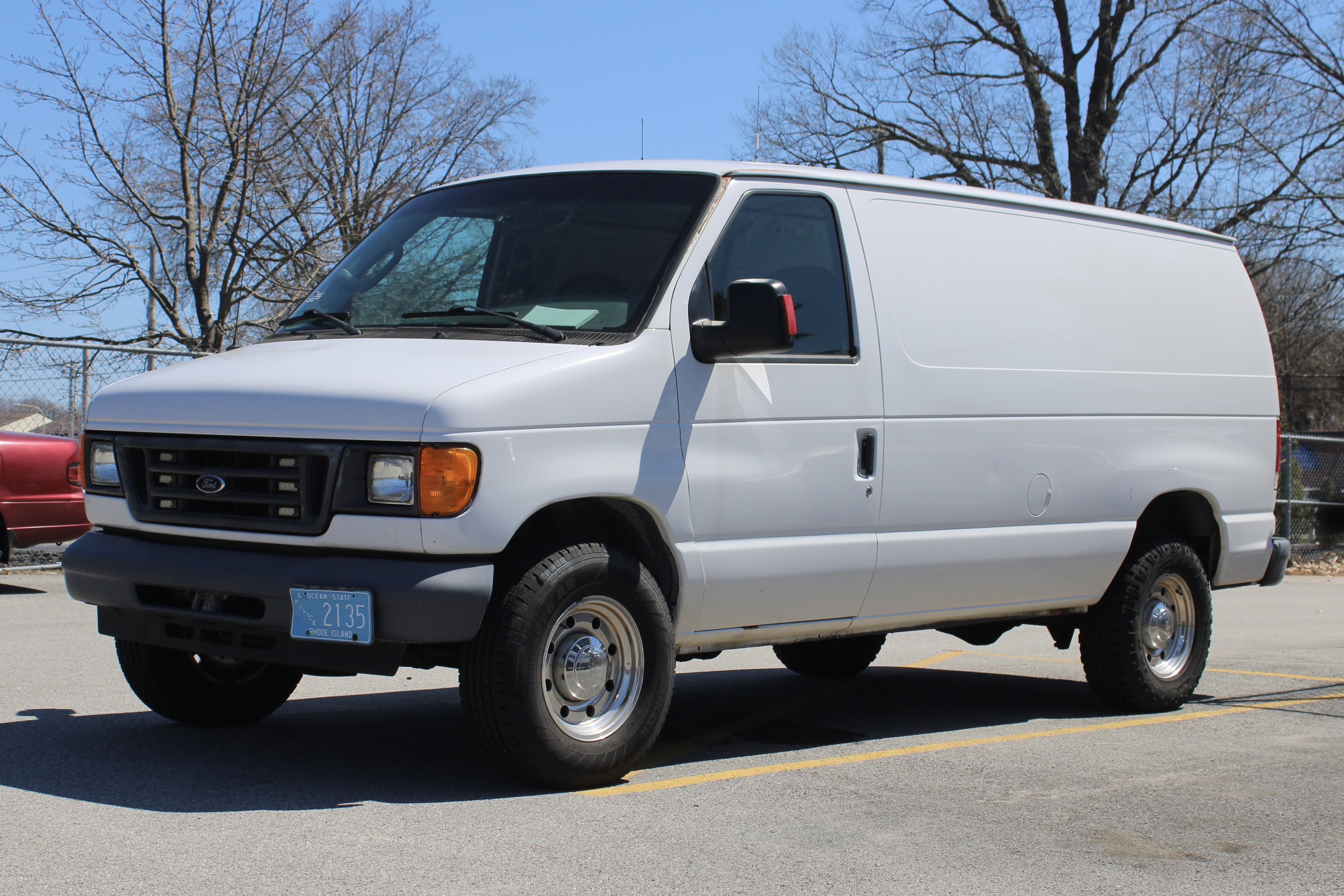 A photo  of Warwick Police
            Van 42, a 1998-2007 Ford Econoline             taken by @riemergencyvehicles