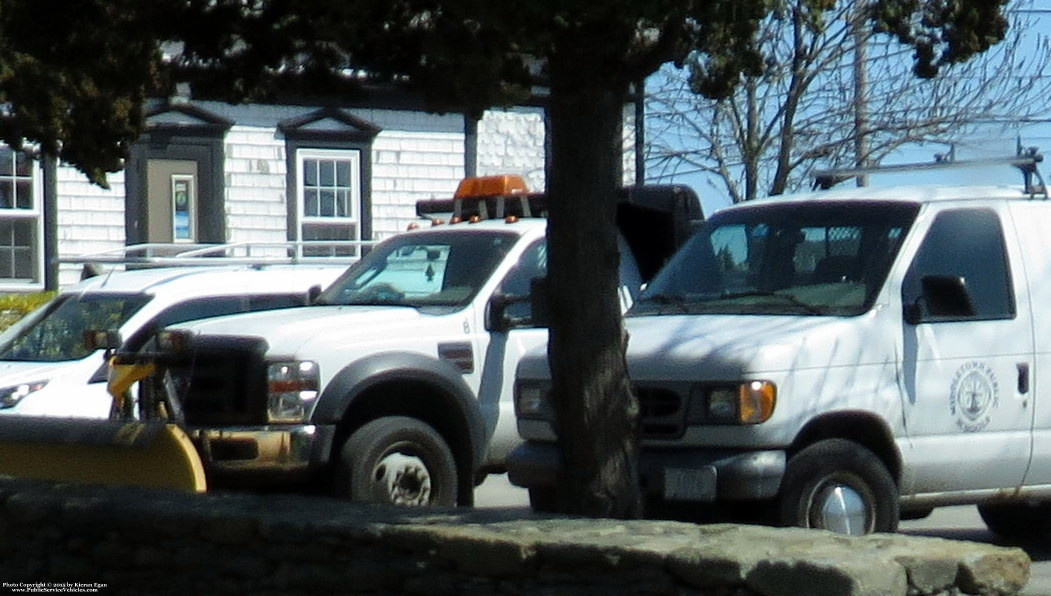 A photo  of Middletown Public Schools
            Truck 8, a 2008-2010 Ford F-450             taken by Kieran Egan