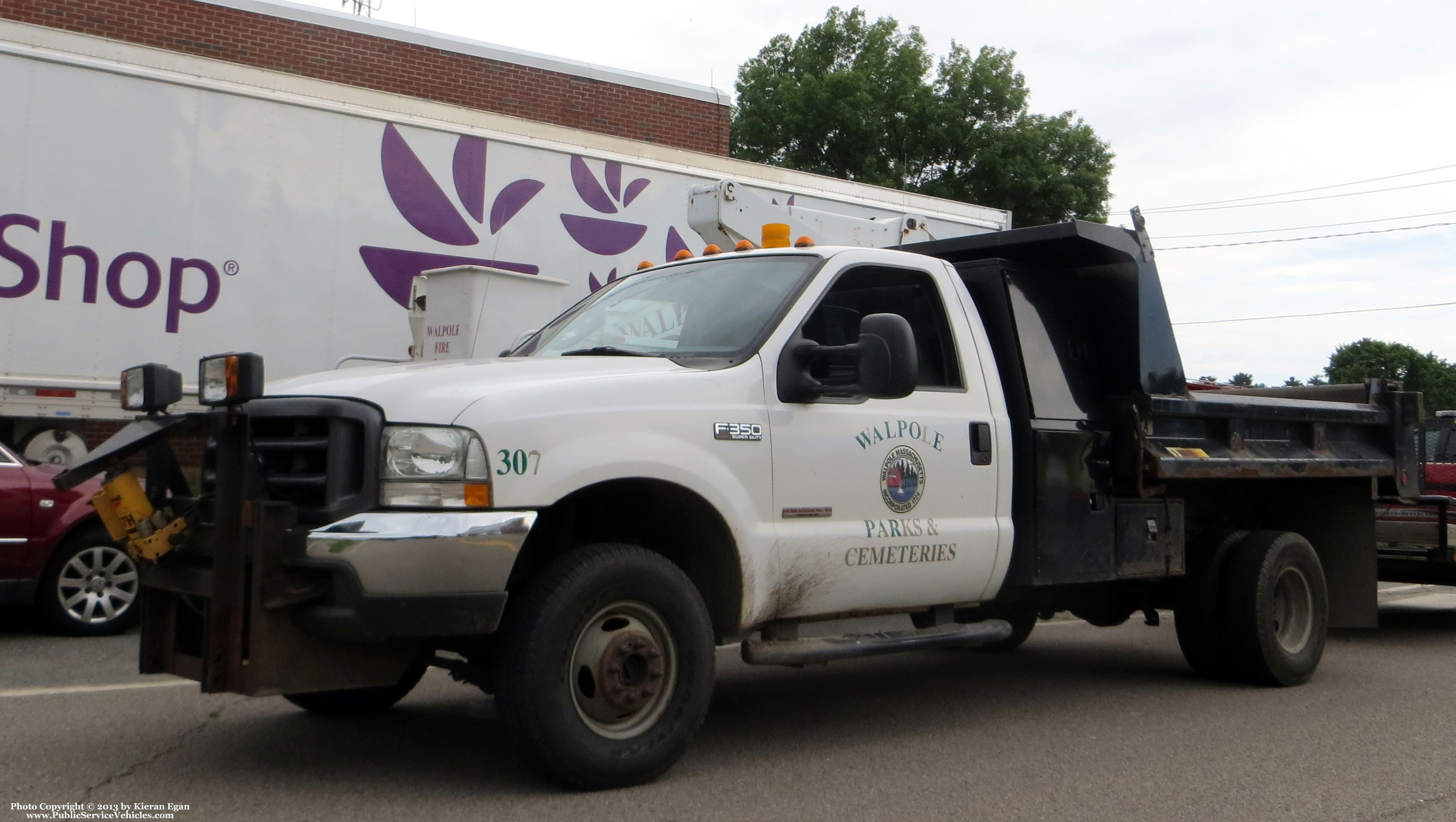 A photo  of Walpole Parks Department
            Truck 307, a 1999-2007 Ford F-350             taken by Kieran Egan