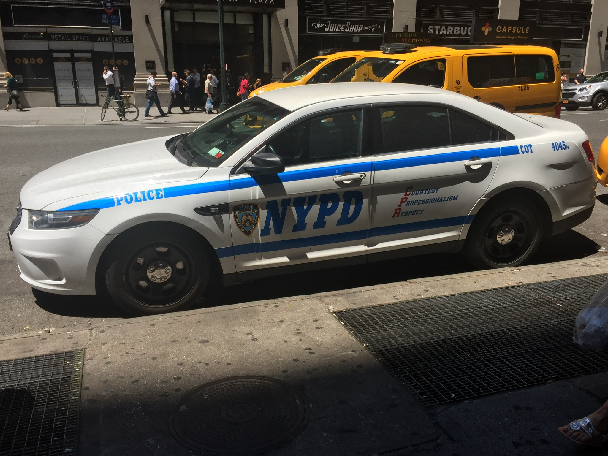 A photo  of New York Police Department
            Cruiser 4045 14, a 2014 Ford Police Interceptor Sedan             taken by @riemergencyvehicles