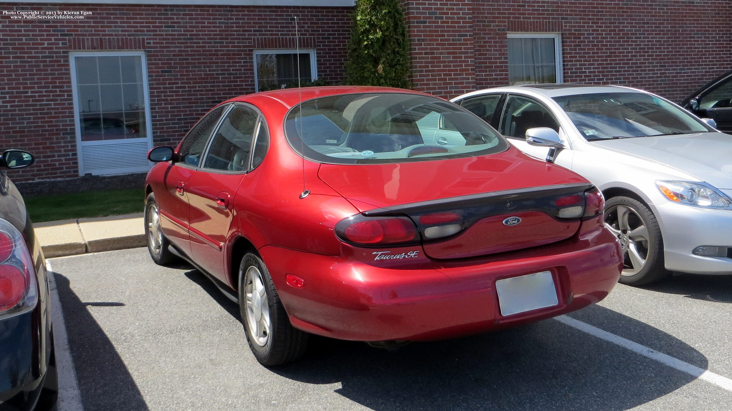 A photo  of Rhode Island State Police
            Unmarked Unit, a 1996-1999 Ford Taurus             taken by Kieran Egan