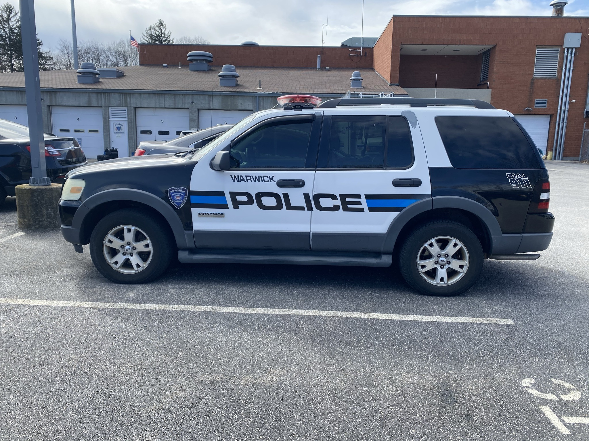 A photo  of Warwick Police
            Crime Scene Unit, a 2006-2010 Ford Explorer             taken by @riemergencyvehicles