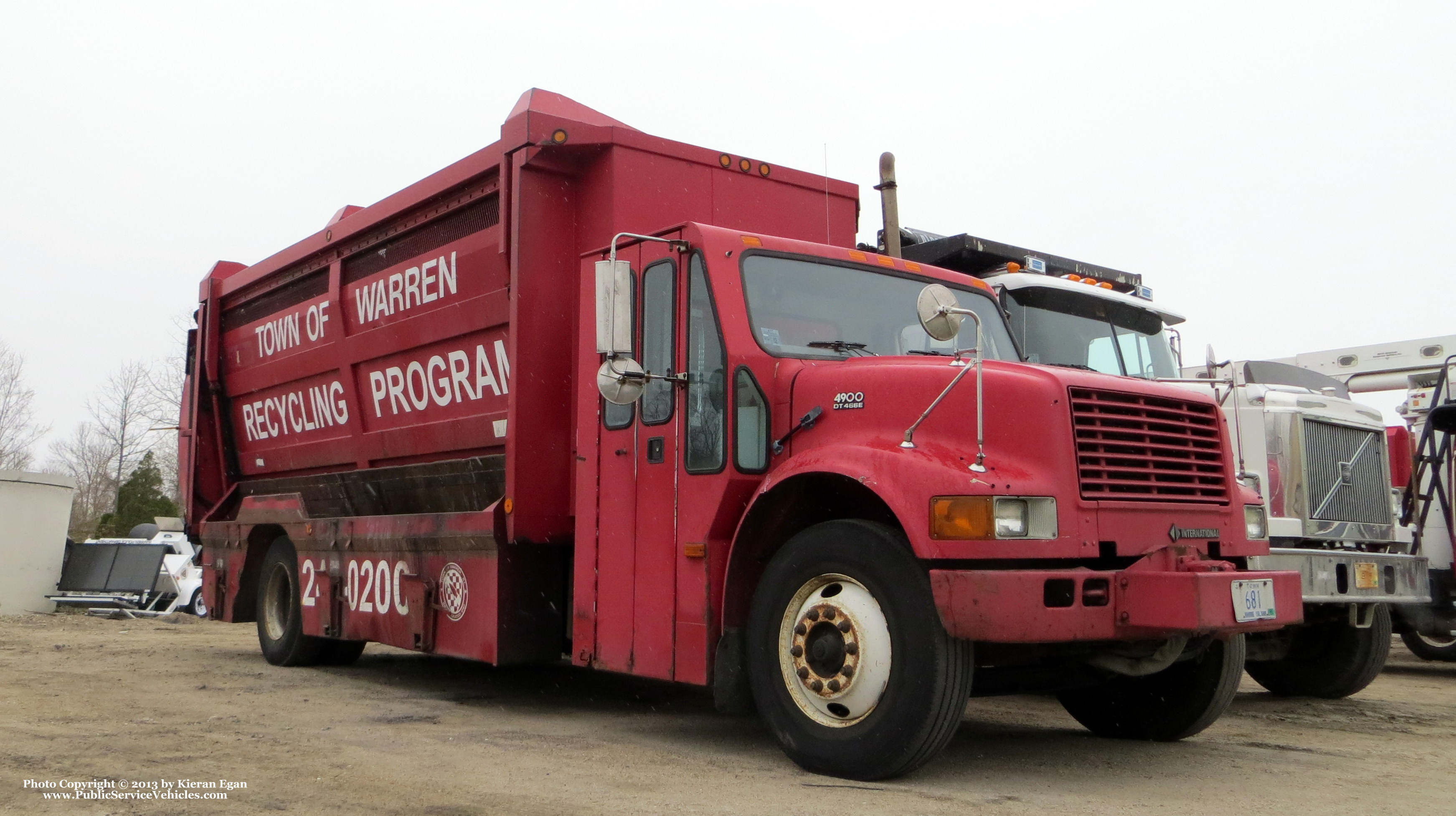 A photo  of Warren Public Works
            Truck 681, a 1989-2001 International 4900             taken by Kieran Egan