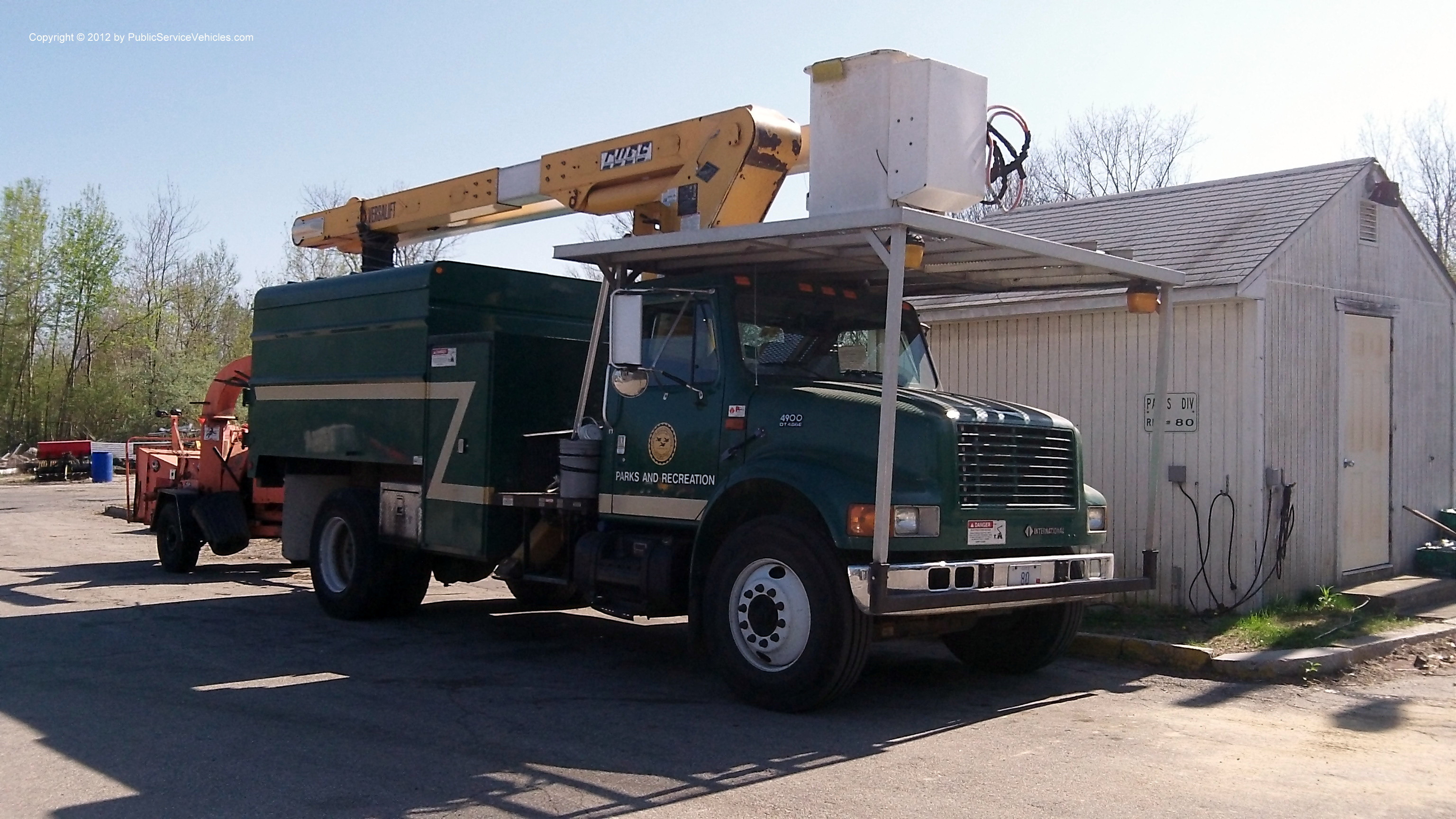 A photo  of East Providence Parks & Recreation Division
            Truck 80, a 1990-2007 International 4900             taken by Kieran Egan