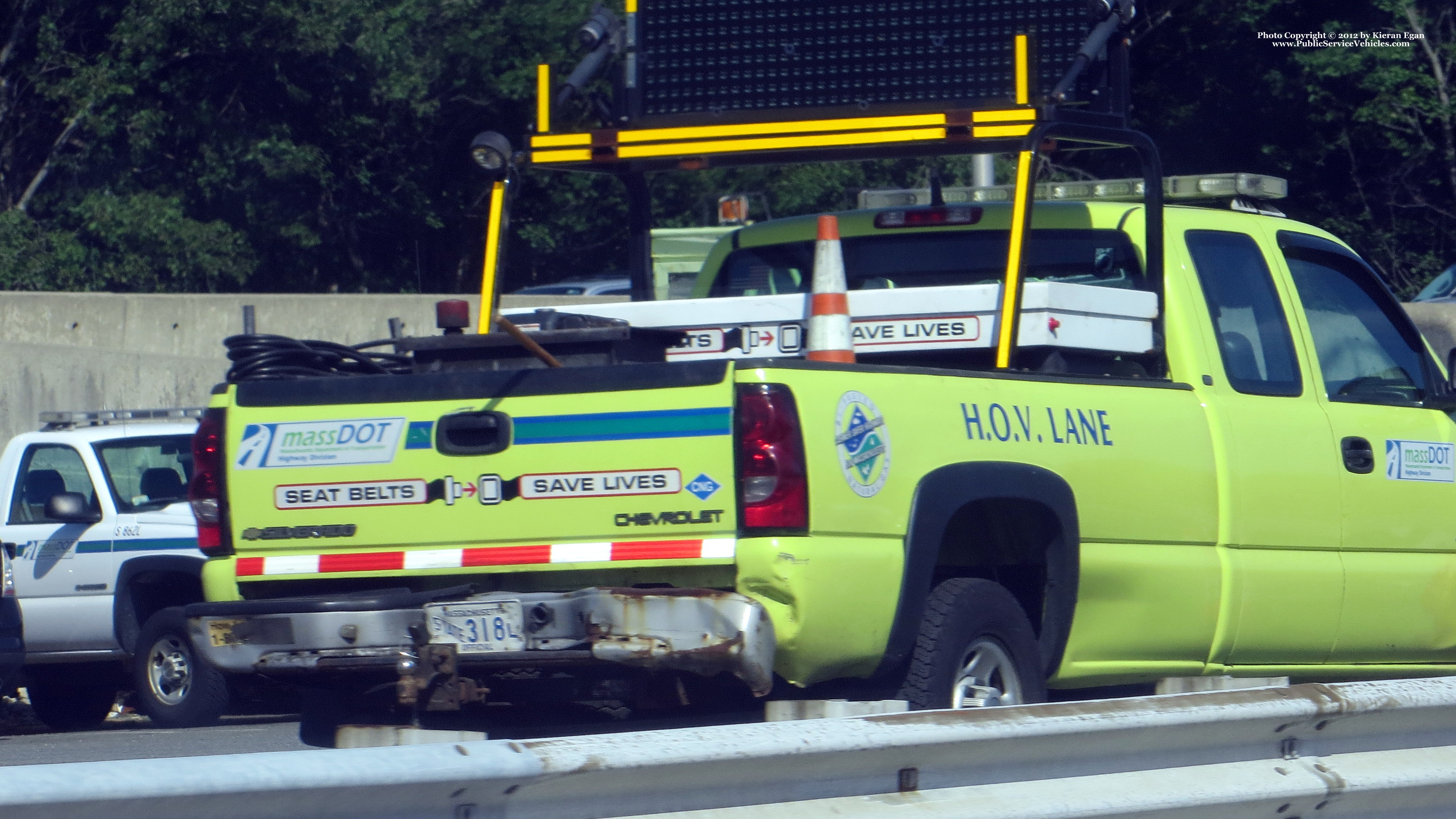 A photo  of Massachusetts Department of Transportation
            Truck 318L, a 2005 Chevrolet Silverado             taken by Kieran Egan