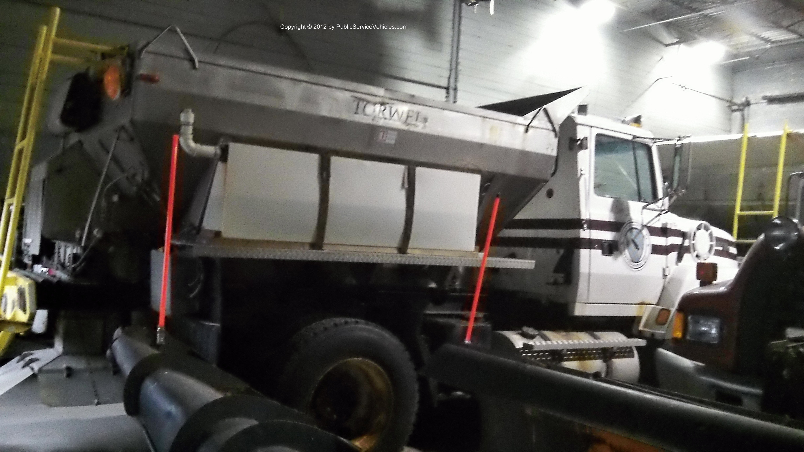 A photo  of Warren Public Works
            Salt Spreader Truck, a 1988-1995 Ford AeroMax L9000             taken by Kieran Egan