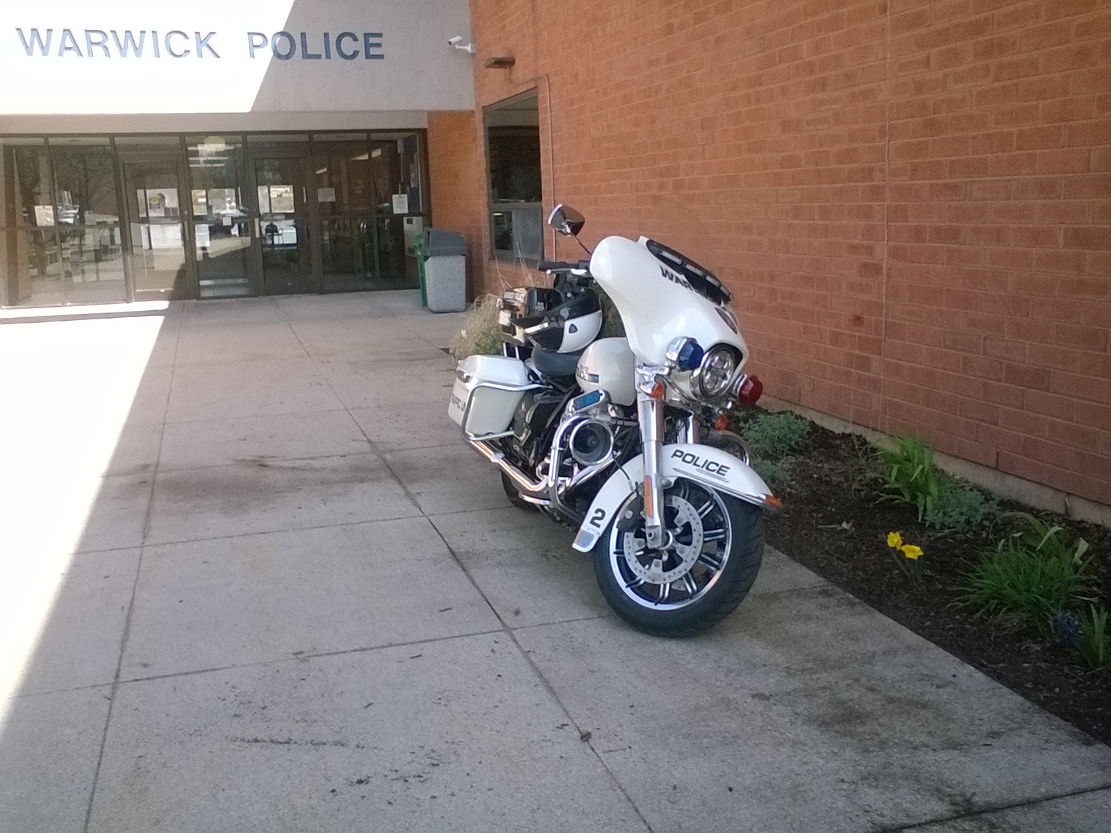 A photo  of Warwick Police
            Motorcycle 2, a 2010-2015 Harley Davidson Electra Glide             taken by @riemergencyvehicles