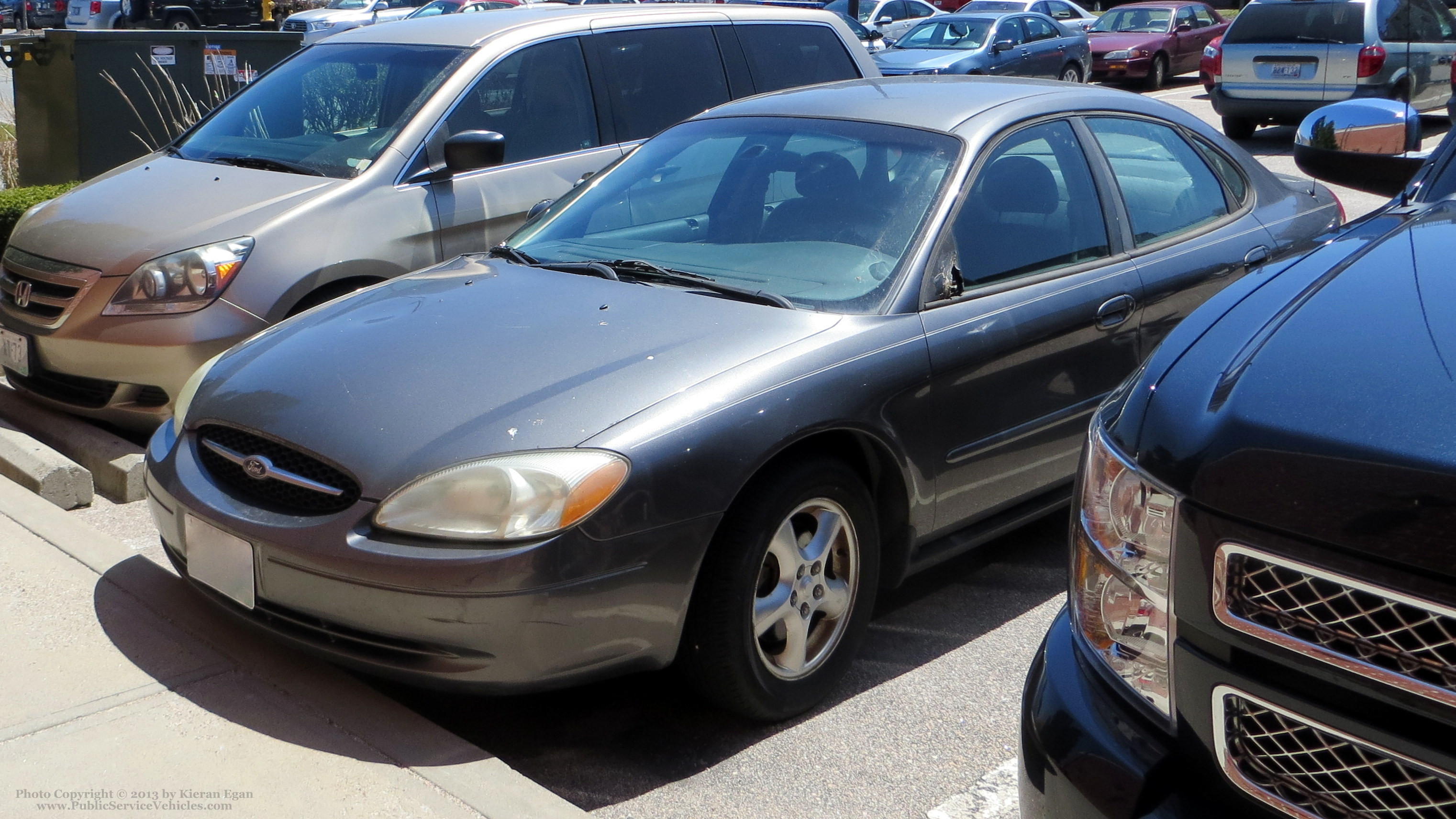 A photo  of Rhode Island State Police
            Unmarked Unit, a 2000-2003 Ford Taurus             taken by Kieran Egan