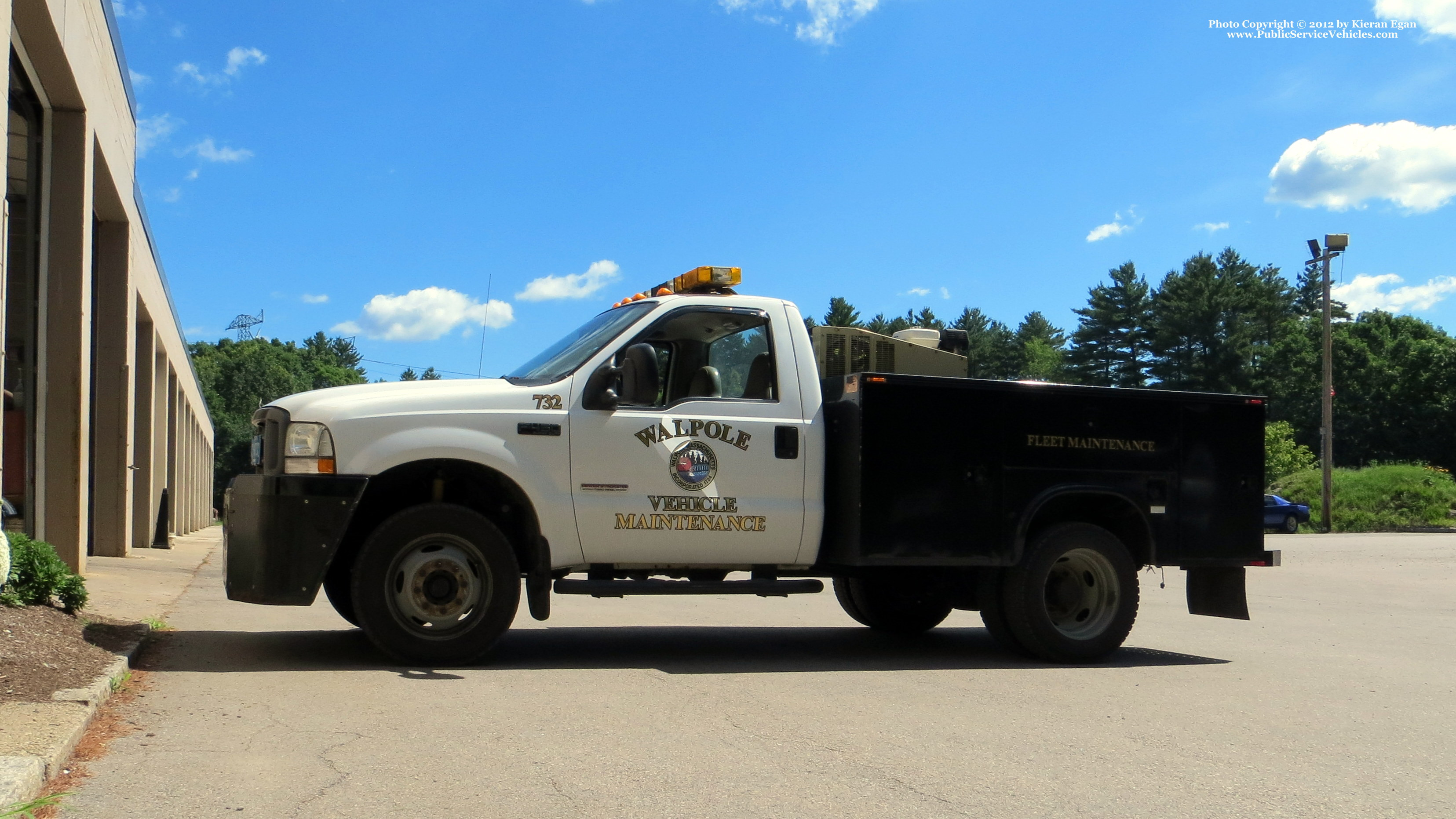 A photo  of Walpole Municipal Vehicles
            Truck 732, a 2004 Ford F-450 4x4             taken by Kieran Egan